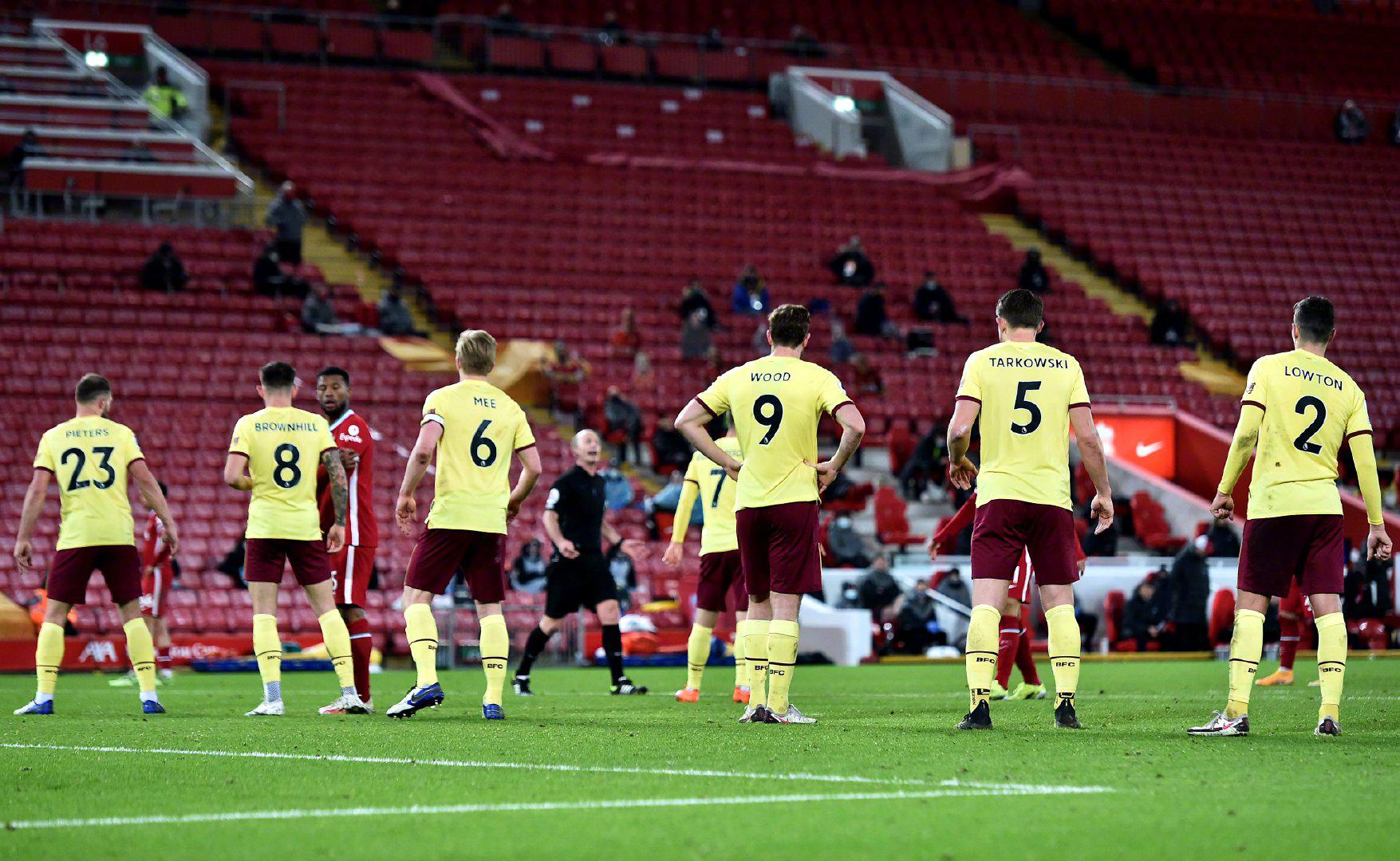 阿斯：莱万或因伤缺席西甲前三轮比赛，预计在九月中旬复出.